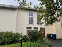 Seiteneingang vom Kirchengeb�ude Vis � vis des Johannes-Krankenhaus! 
2 Mehrfamilienh�user + entwicklungsf�higes Kirchengeb�ude