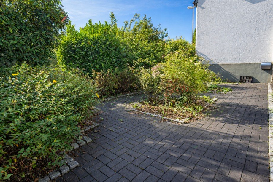 Vorgarten - Terrasse Zweifamilienhaus Oerlinghausen