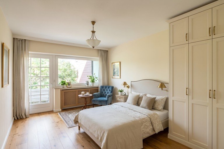 KI-generiert! Schlafzimmer mit Balkon Bielefeld / Babenhausen Reihenhaus �rmel hoch in Bielefeld-Babenhausen - Haus mit Top-Aufteilung, g�nstiger Erbpacht und Garage!