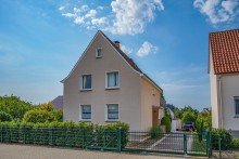 Hausansicht Stilvolles Einfamilienhaus mit 2 Garagen, neuer Gasheizung und  TOP Einbauk�che in BI-Brackwede