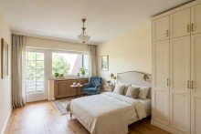 KI-generiert! Schlafzimmer mit Balkon �rmel hoch in Bielefeld-Babenhausen - Haus mit Top-Aufteilung, g�nstiger Erbpacht und Garage!