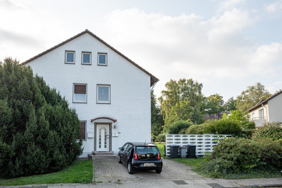 Giebelseite Parkpl�tze Mehrfamilienhaus Bielefeld / Heepen