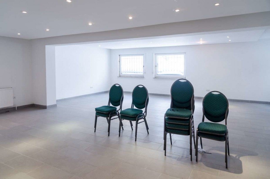 Gro�er Raum im Souterrain Praxis Bielefeld