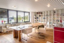 Besprechungsraum Moderne B�roetage mit Eichenparkett  + 260m� Lagerfl�che mit Lastenaufzug und Parkpl�tzen!