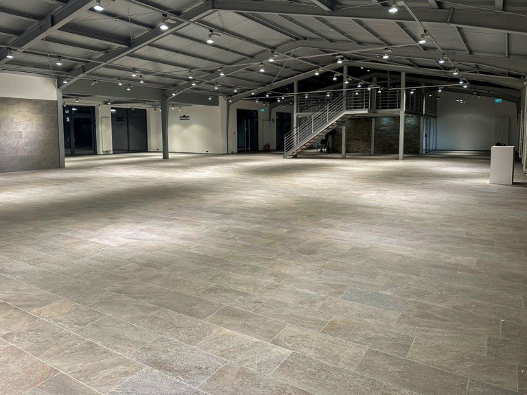 Ausstellungsfl�che bei Nacht Enger Einzelhandel Top-Lage in Enger: Exklusive Gewerbefl�che f�r Verkauf & Ausstellung mit Parkpl�tzen