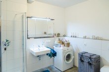Badezimmer Moderne, neuwertige Wohnung in ehemaligem Strohboden in Bielefeld - Vilsendorf