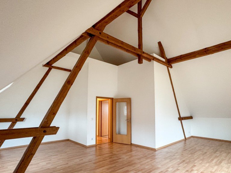 Wohnraum Bielefeld Dachgeschosswohnung Dachgeschosswohnung mit Sichtbalken und Terrasse in Bielefeld - Senne