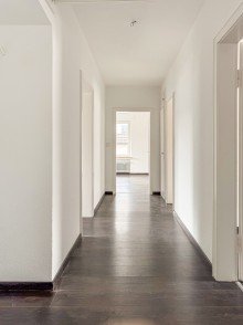 Zentraler Flur Heller Wohntraum mit Balkon, Einbauk�che und Garage in Bielefeld - Brackwede