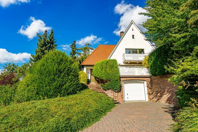 Hausansicht Bielefeld Einfamilienhaus Seltene Gelegenheit in der Sieker Schweiz! Haus mit Charakter und Weitblick