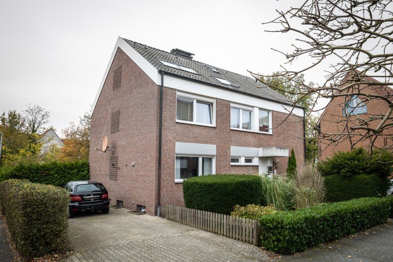 Hausansicht Bielefeld Erdgeschosswohnung Gepflegte 2-3 Zimmer Erdgeschosswohnung mit Traumgarten und Garage n�he Wochenmarkt in BI-Senne