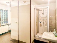 Duschen und WC Bielefelder Norden: Vermietete Gewerbeimmobilie mit Betriebsleiterwohnung & Entwicklungspotenzial