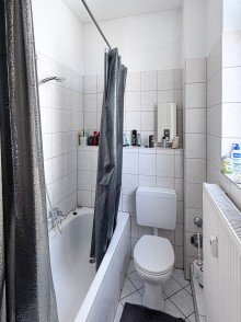 Badezimmer F�r Wohngemeinschaft! Helle Altbauwohnung mit PKW Stellplatz vis � vis der Stadthalle Bielefeld