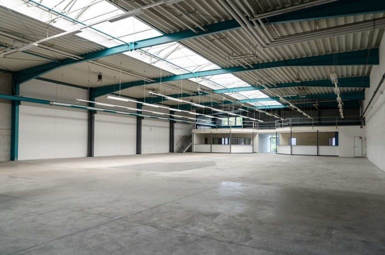 Gro�er Hallenbereich Bielefeld Halle / Lager / Produktion Ebenerdige 1.267 m� Lagerhalle mit Kranbahnen und B�ro mit 2 Sektionaltoren in Bielefeld - Ost