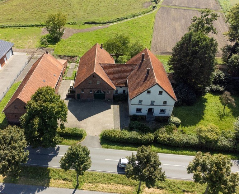 Luftbild Halle Bauernhaus Raus auf�s Land und �rmel hoch! Bezugsfreies Bauernhaus mit Stallung und Scheune in Halle - H�rste