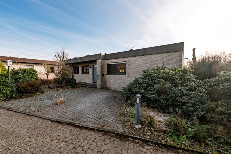 Au�enansicht Bielefeld Einfamilienhaus Platz zum Leben u. Entfalten: Familien-Bungalow auf traumhaftem Grundst�ck in Bielefeld-Gro�dornberg