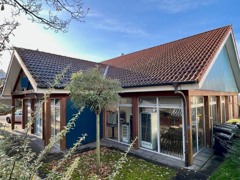Geb�udeansicht Bielefeld Einzelhandel Vielzweck-Laden-/ Ausstellungsfl�che mit Aussenfl�che und Parkpl�tzen in Bielefeld-Brackwede