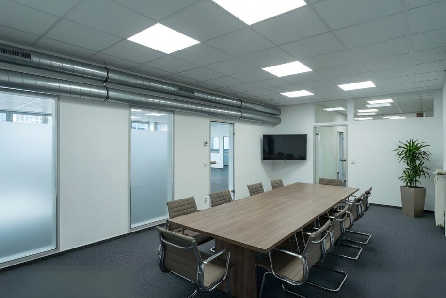 Besprechungsraum mit KI visualisiert B�rohaus Bielefeld