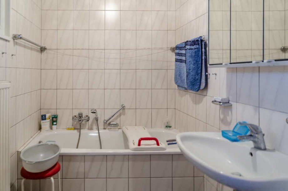 Badezimmer mit Wanne Bauernhaus Halle