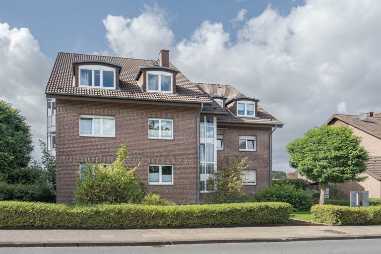 Hausansicht Bielefeld / Hoberge Etagenwohnung Wohnen mit Weitblick! Ger�umige 2-Zimmer Wohnung mit Balkon und Tiefgarage in Hoberge - Uerentrup