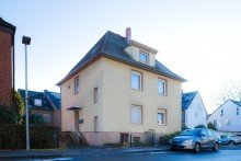 Foto Stra�enseite Vermietete 3-Zimmer Wohnung im 1.OG mit Balkon in beliebter Wohnlage von Bielefeld - Brackwede