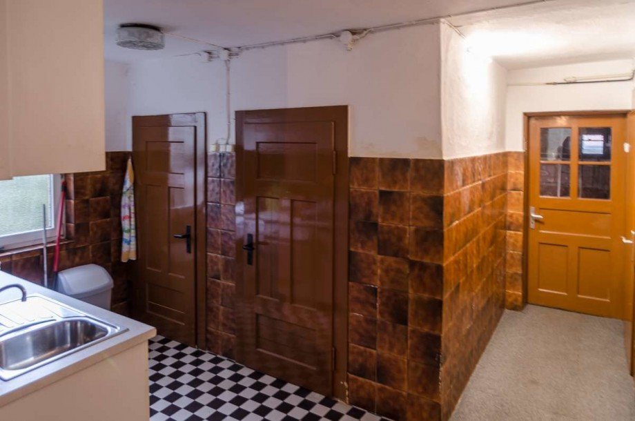 Bad - Durchgang Stallgeb�ude Bauernhaus Halle