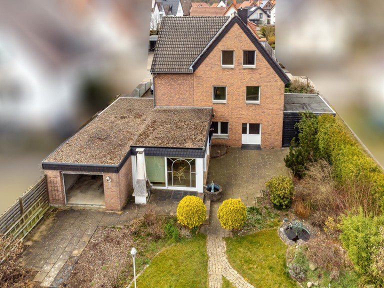 Hausansicht Gartenseite Lage Einfamilienhaus Charmantes EFH mit Garage & gro�em Garten mit Bauplatz in Top-Lage von Hardissen
