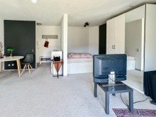 Wohnraum mit Schlafnische Charmantes City-Appartement, TG-Stellplatz, 1.OG mit S�dbalkon am Nordpark/Meierteich - Bezugsfrei!