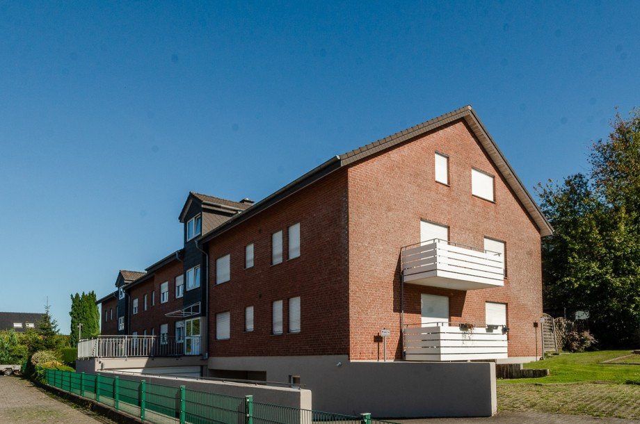 Hausansicht mit TG Einfahrt Etagenwohnung Bielefeld