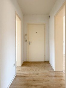 Flur Verkauft: Attraktive 3-Zimmer-Wohnung mit Balkon N�he Meierteich