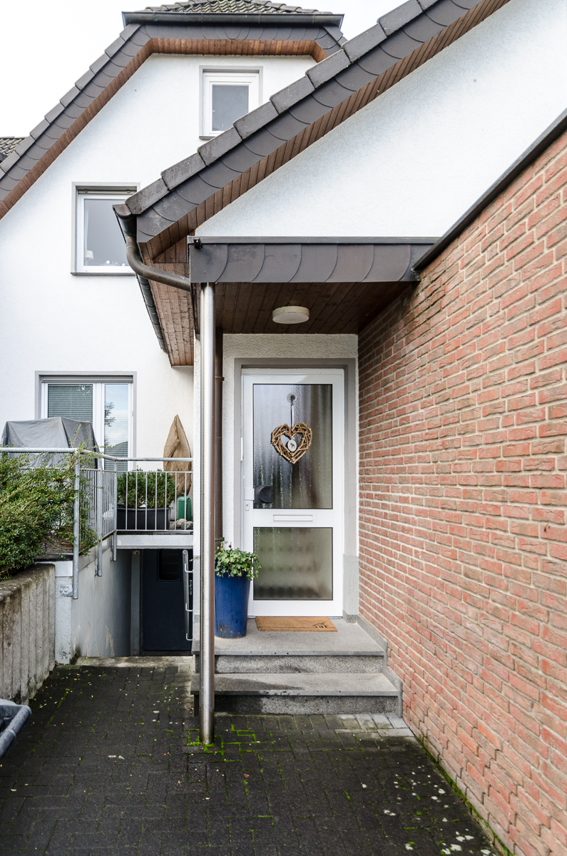 Seperater Eingang Dachgeschosswohnung Bielefeld / J�llenbeck