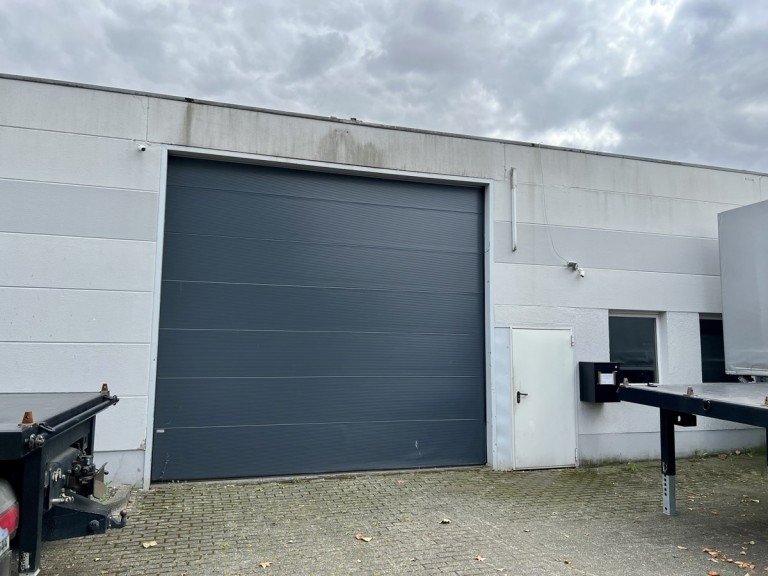 Sektionaltor Paderborn Halle Gewerbehalle 293 m� auf 2000 m� Grundst�ck im Gewerbegebiet - N�he A33 -