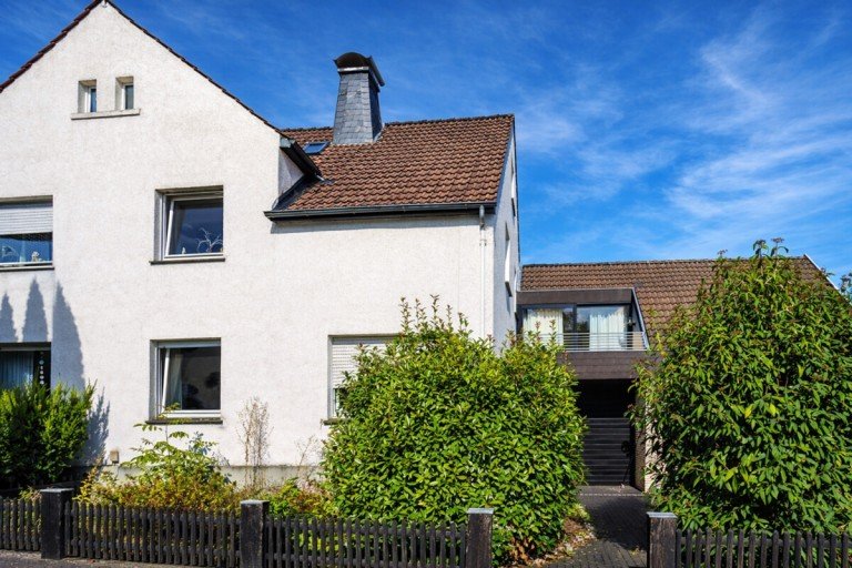Hausansicht Oerlinghausen Zweifamilienhaus Neue Preischance! Generationenhaus in der beliebten Oerlinghauser Altstadt