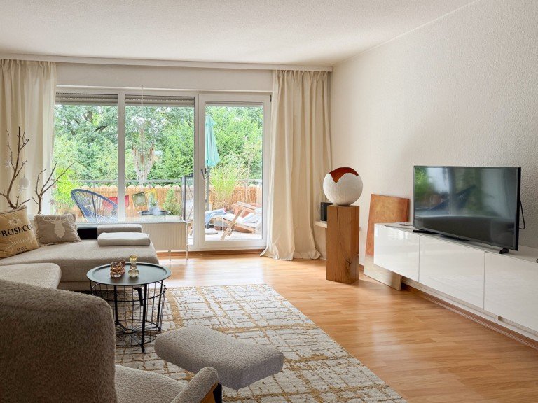 Helles Wohnzimmer G�tersloh Etagenwohnung Sch�n hell! Im 1.OG mit Balkon ruhig gelegen mit 2 PKW Stellpl�tzen in G�tersloh-Friedrichsdorf -