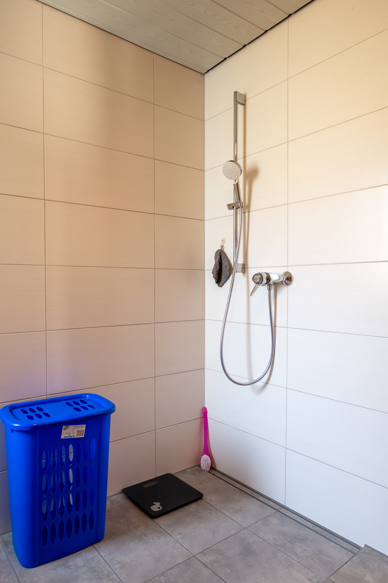 EG Anbau - Dusche Mehrfamilienhaus Lage