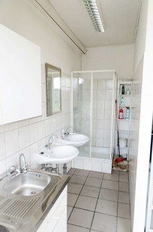 Dusche Gewerbeimmobilie mit 4 Sektionaltoren, Dach ist erneuert! In Autobahnn�he am Ostring - Bielefeld
