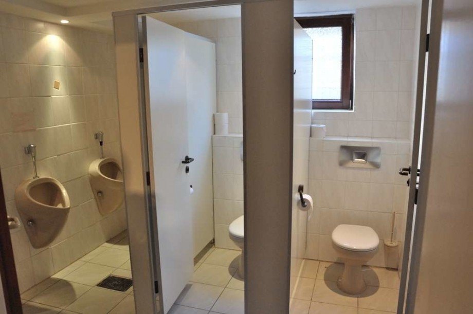 WC Herren im Souterrain Praxis Bielefeld